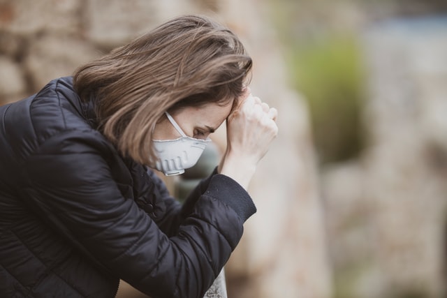Denkende vrouw engin-akyurt-44D6S-5jDJQ-unsplash